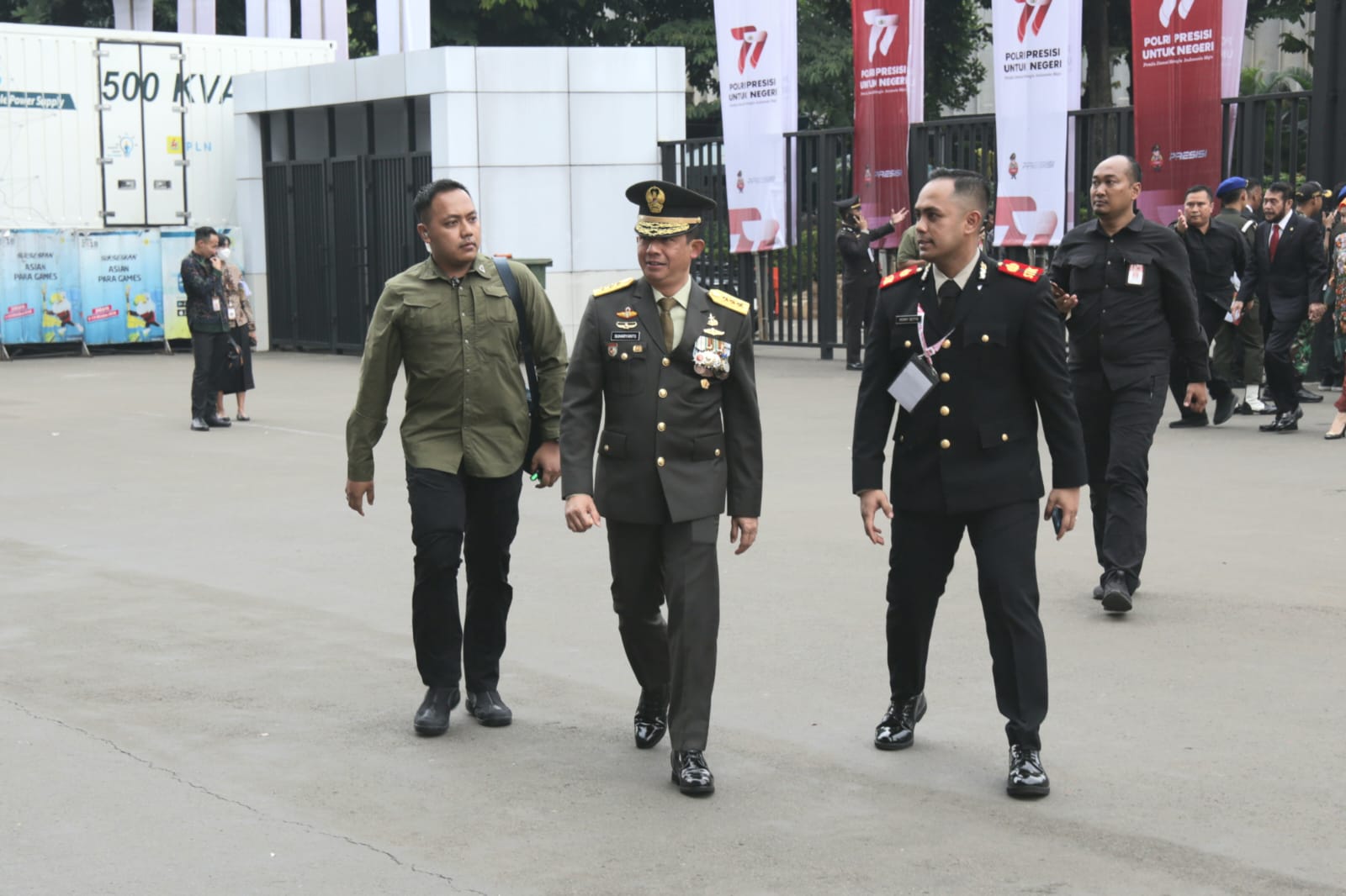 Kepala Badan Nasional Penanggulangan Bencana Letjen TNI Suharyanto S.Sos., M.M., (Tengah) memasuki Stadion Utama Gelora Bung Karno saat menghadiri Upacara Peringatan HUT ke-77 Bhayangkara, Jakarta, Sabtu (1/7).